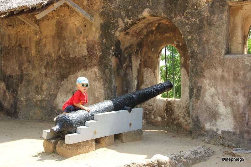 Timeo sur un canon au fort Jesus à Mombasa