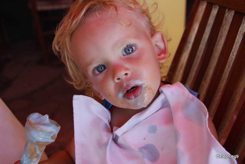 Timéo mange une glace bleue