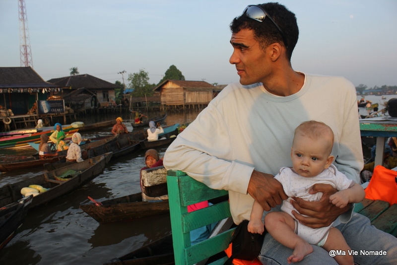 Alex et Timéo sur la marché flottant de Banjarmasin