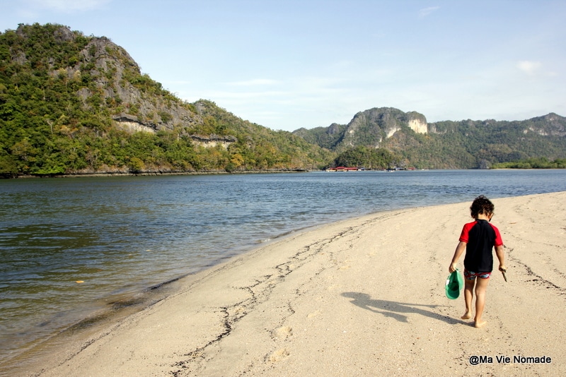 Nolan sur une plage à Langkawi