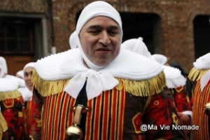 Un Gilles s'approche de nous