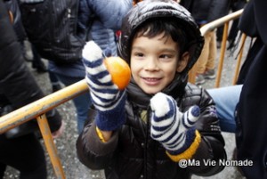 Nolan heureux avec ses oranges