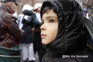 Nolan regarde un homme à sa fenêtre du troisième étage
