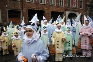 Des Pierrots distribuent des oranges