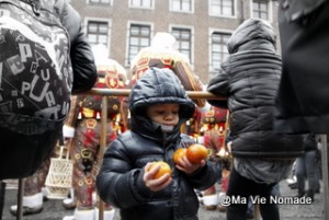 Timéo les bras chargés d'oranges