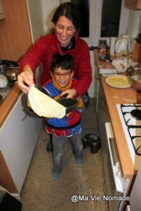 Nolan fait sauter une crêpe