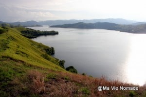 Le lac Santani du haut d'une colline
