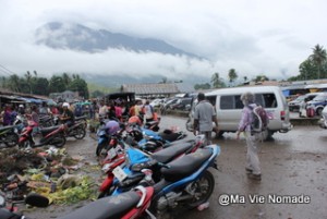 Rangée de scooters au marché de Jayapura