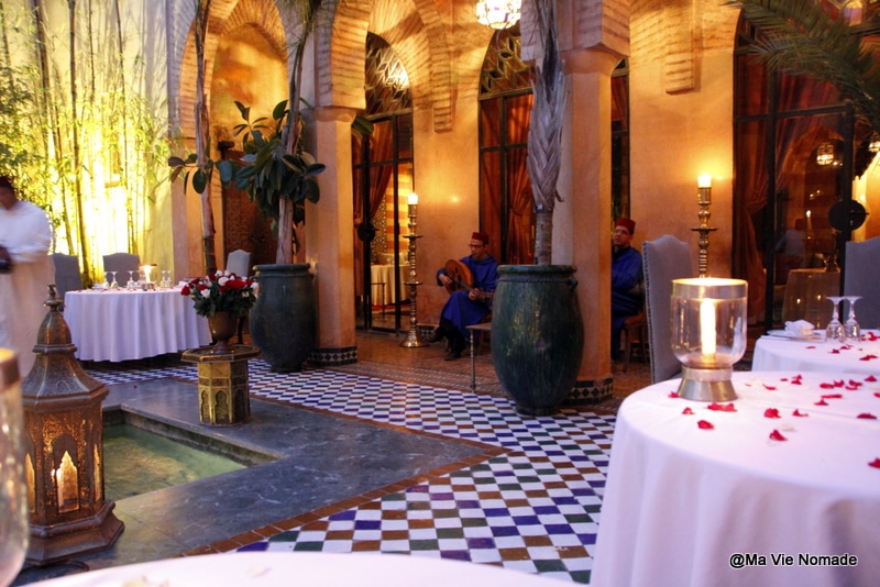 Tables dans le patio du Yacout
