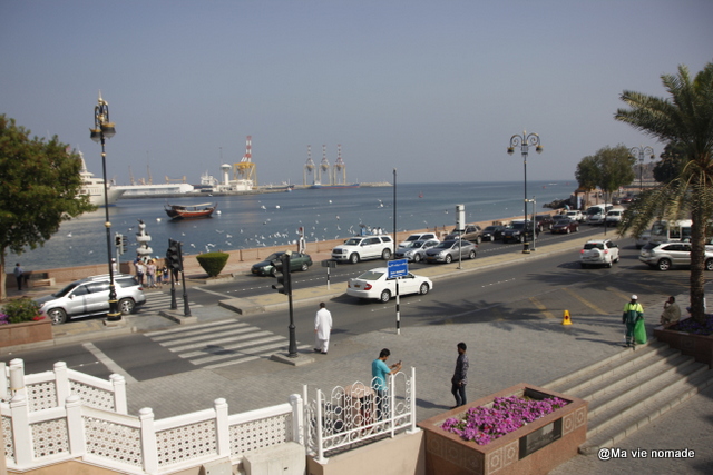 Le souk débouche sur le port de Mutrah.