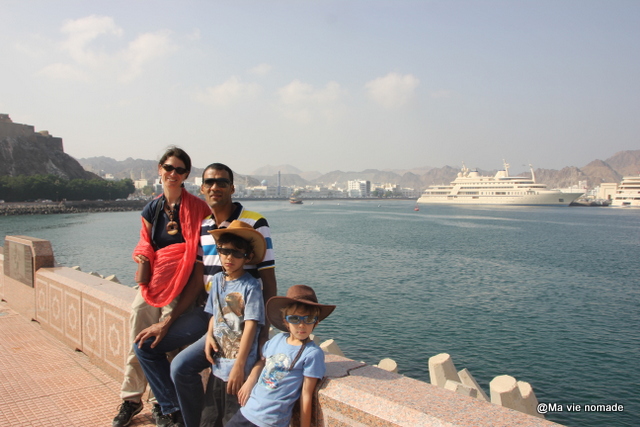 Photo de famille sur la corniche de Mutrah