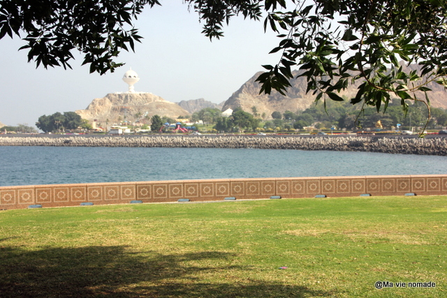 Au loin, le parc Riyam