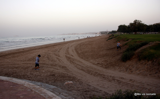Plage de Qurum au coucher du soleil