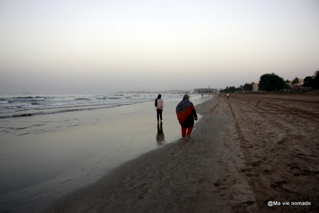 Plage de Qurum au coucher du soleil