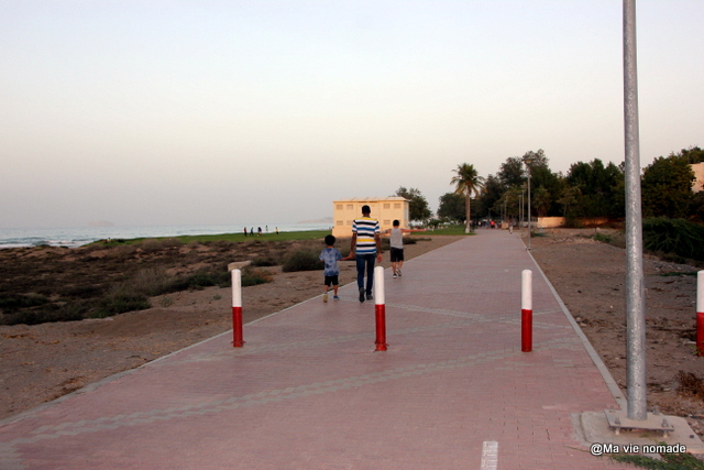 Plage de Qurum au coucher du soleil