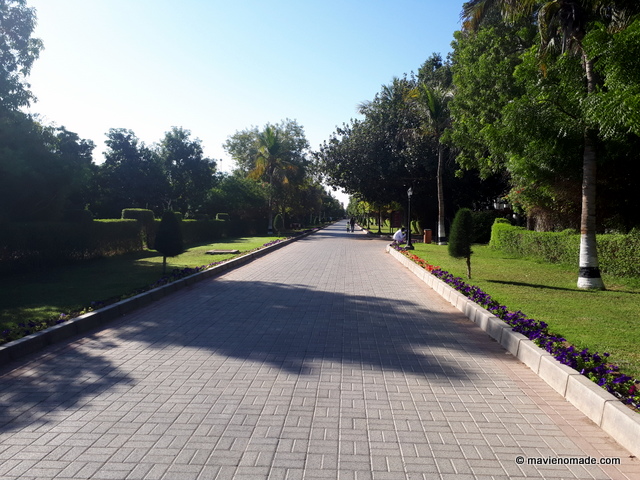 Une allée du parc du resort Al Nadha