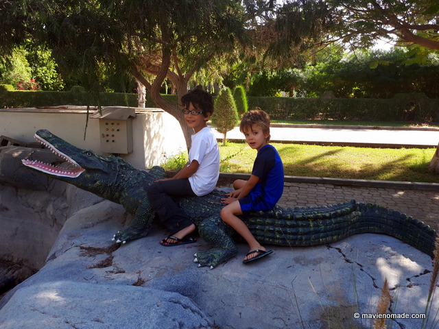 Les enfants à cheval sur un crocodile (fake)